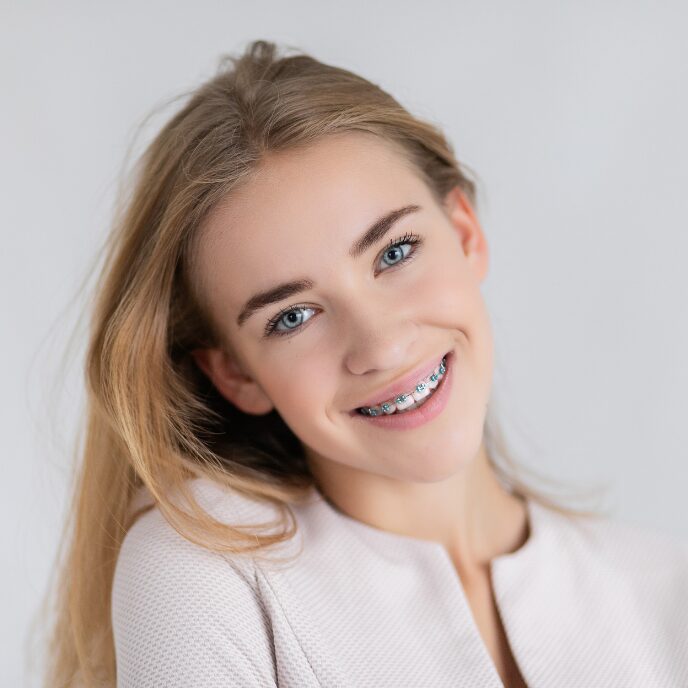 Mädchen mit Zahnspange lächelt