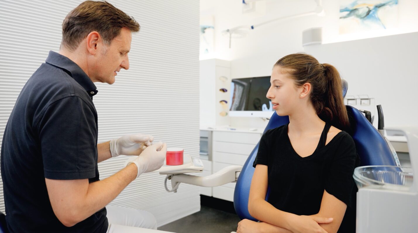 Dr. Hoffmann bei Kontrolle mit Patientin
