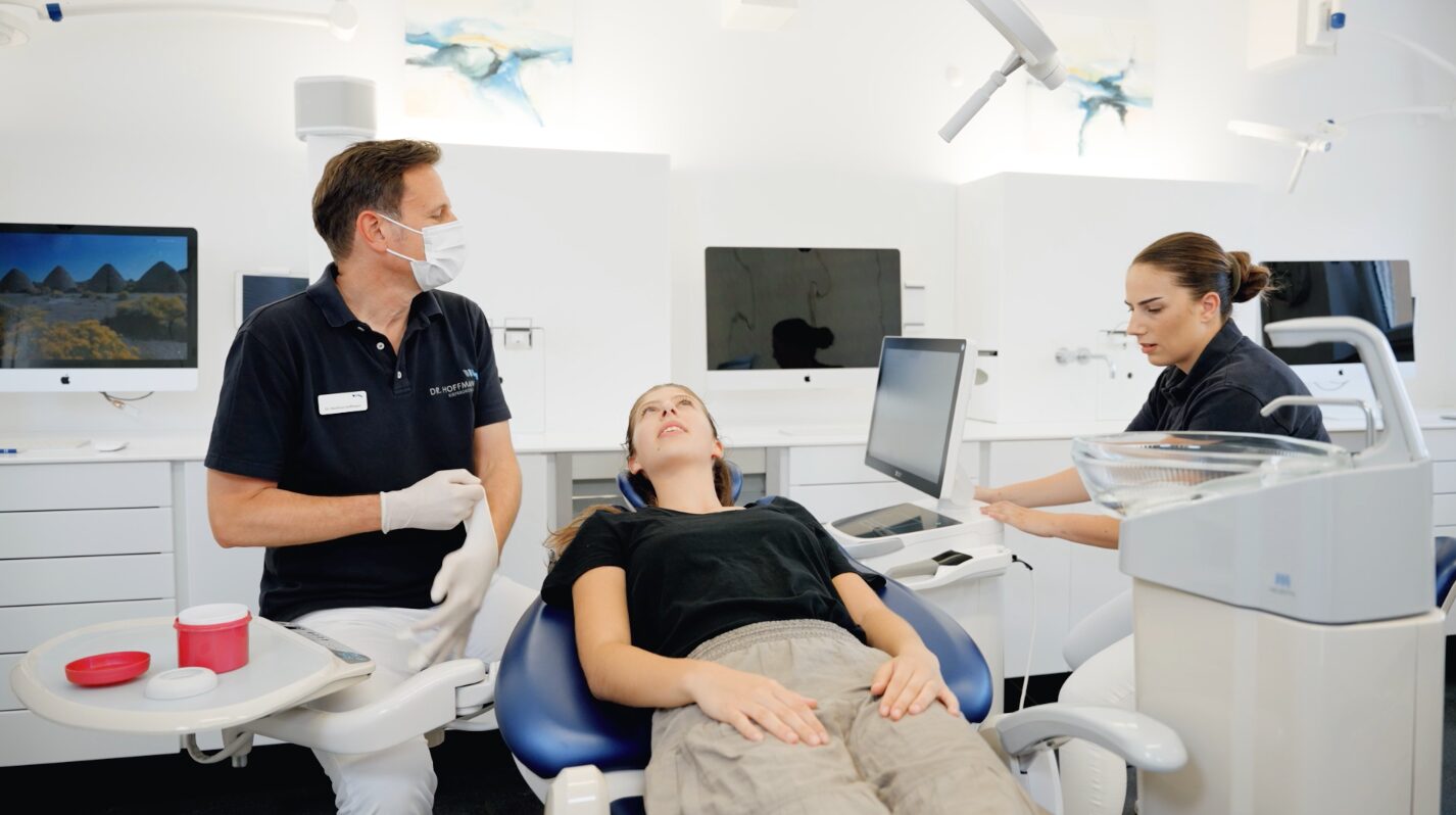 Dr.-Hoffmann-Patientin-Behandlung Dr. Hoffmann bei Untersuchung mit Patientin